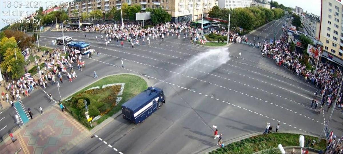 Водомет разгоняте протестующих в Бресте 13 сентября. Скриншот камеры наблюдения. Источник: Брестская газета"