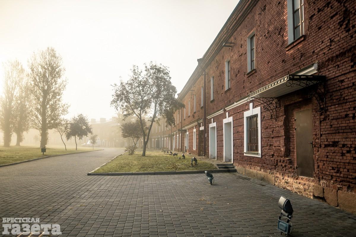 Туманное октябрьское утро в Брестской крепости. Фото: , "Брестская газета"