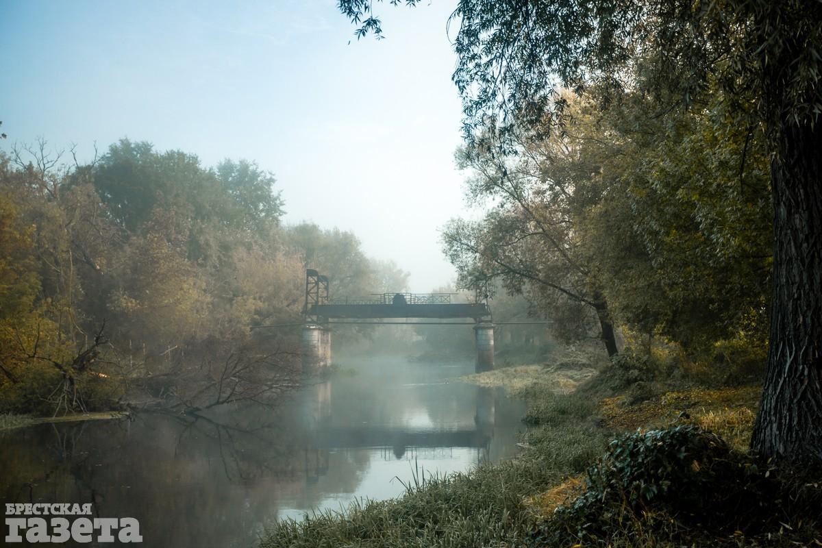 Туманное октябрьское утро в Брестской крепости. Фото: , "Брестская газета"