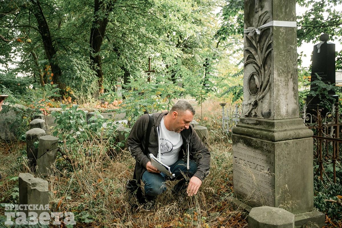 Экускурсия по Тришинскому некрополю в Бресте с краеведом иваном Чайчицем. Фото: , "Брестская газета"