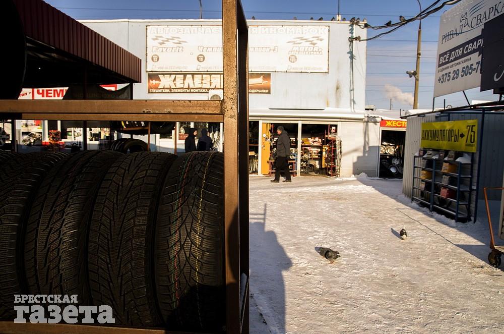 Торговля на брестском авторынке в большой мороз. Фото: , "Брестская газета"