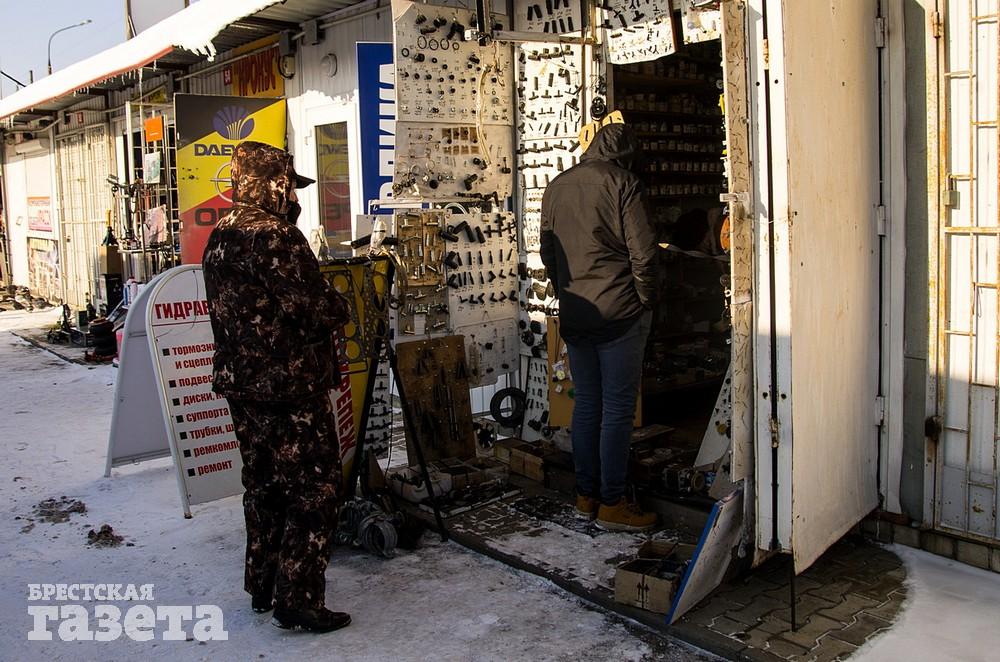 Торговля на брестском авторынке в большой мороз. Фото: , "Брестская газета"
