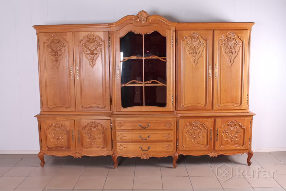 Резной сервант из массива за 3 900 рублей. Фото: kufar.by.