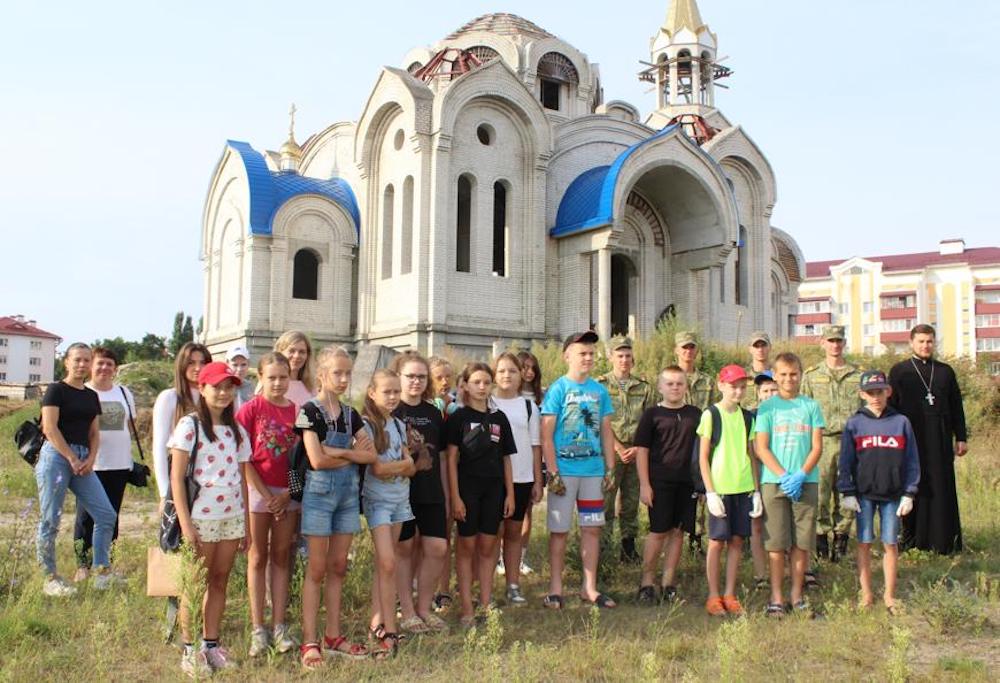 Участники акции «Построим храм вместе» в Малорите. Фото: www.malorita.by.