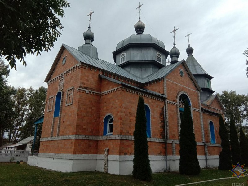 Загоревшаяся церковь в Столинском районе. Фото: МЧС