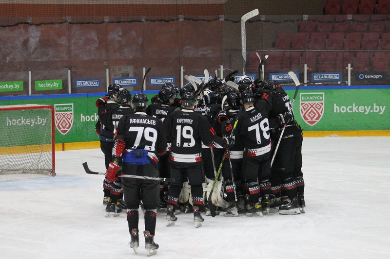 Хоккеисты «Авиатора» вместе. Фото: hockey.by