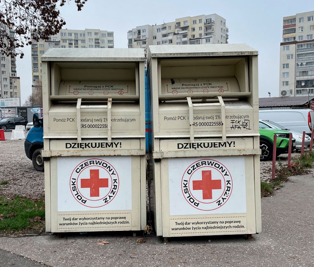 Контейнеры Польского Красного Креста в Варшаве для сбора одежды и обуви. Фото: citydog.io.