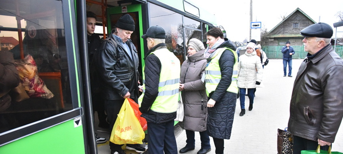 Контролеры проверяют автобус в Барановичах. Фото: «Наш край»