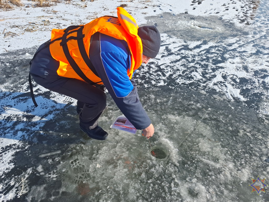 Рыбак около лунки на льду одного из водоемов в Ляховичском районе. Фото: МЧС.