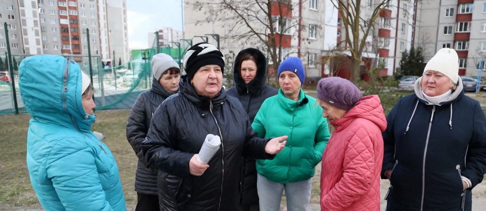 Недовольные жильцы дома №69 на улице Вульковской в Бресте. Скриншот видео