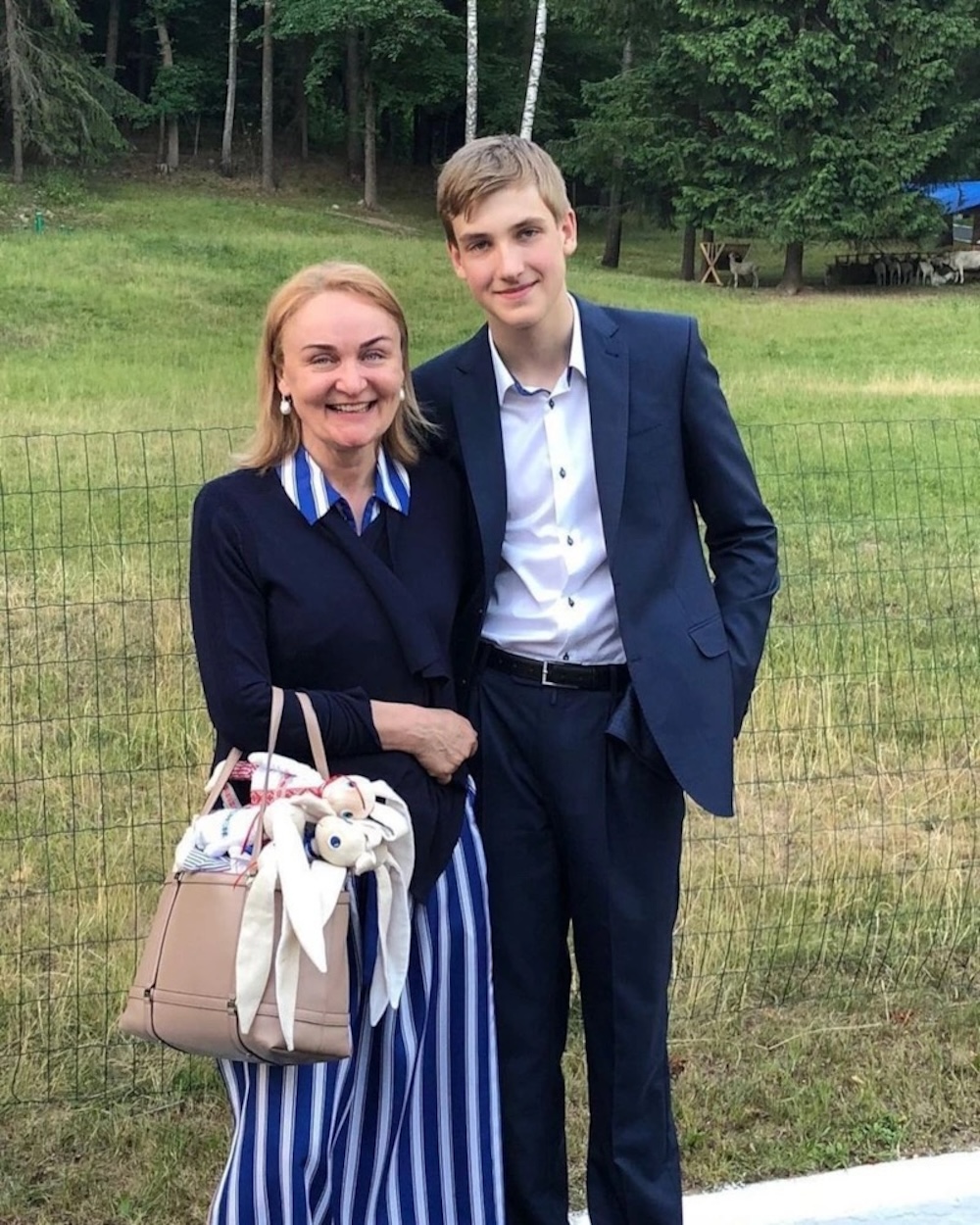 Ирина Абельская со своим сыном Николаем Лукашенко. Фото: @sarafannoe__radio.