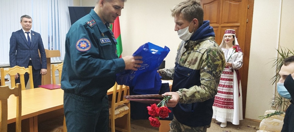 Владислав Губей получает грамоту и подарок от МЧС. Фото: МЧС