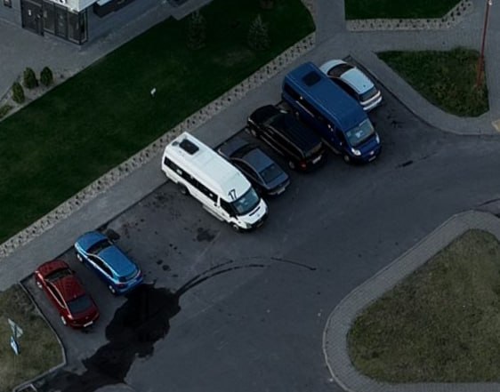 Припаркованные автомобили в одном из дворов Бресте.