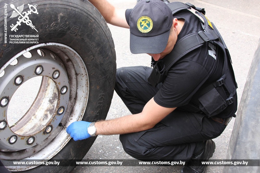 Беларуский таможенник в черной форме. Фото: ГТК