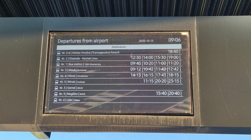 Расписание автобусов в аэропорту Вильнюса. Фото из приграничного чата