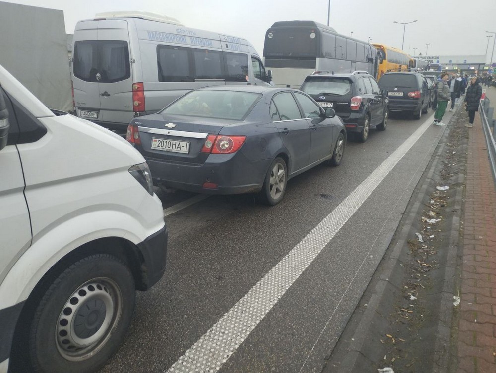 Автомобиль, который сбил девушку, влез в очередь перед пунктом пропуска «Тересполь». Фото из приграничного чата