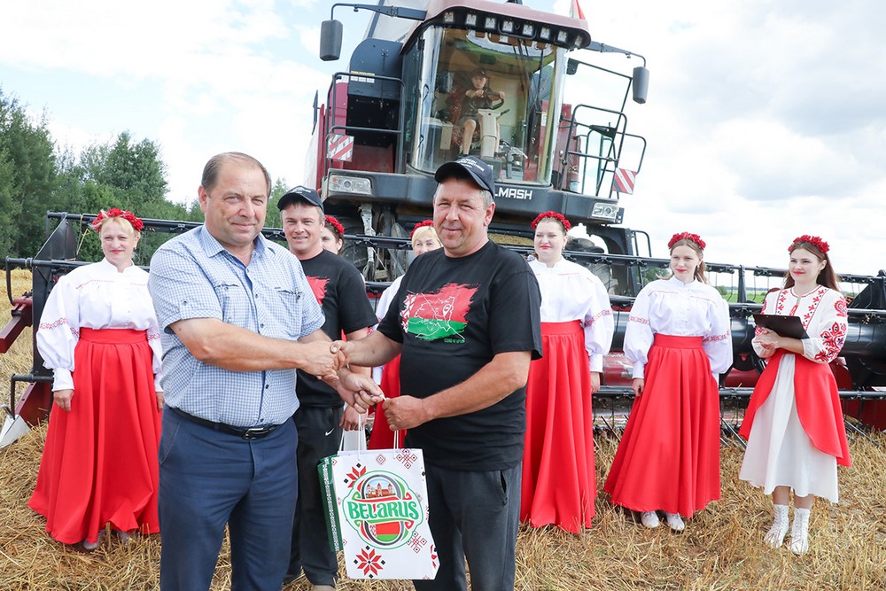 Василий Витюнов награждает работника СЗАО «Горы» 