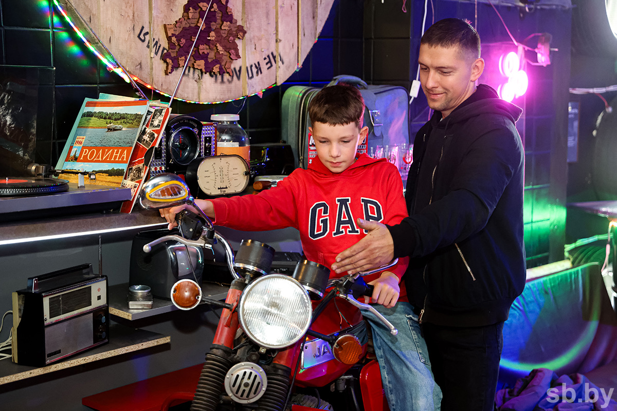 Брест. Музей «Советское детство». Ретро игрушки, эпоха СССР. Коллекционер игрушек Александр Хилькович с сыном Артемом.