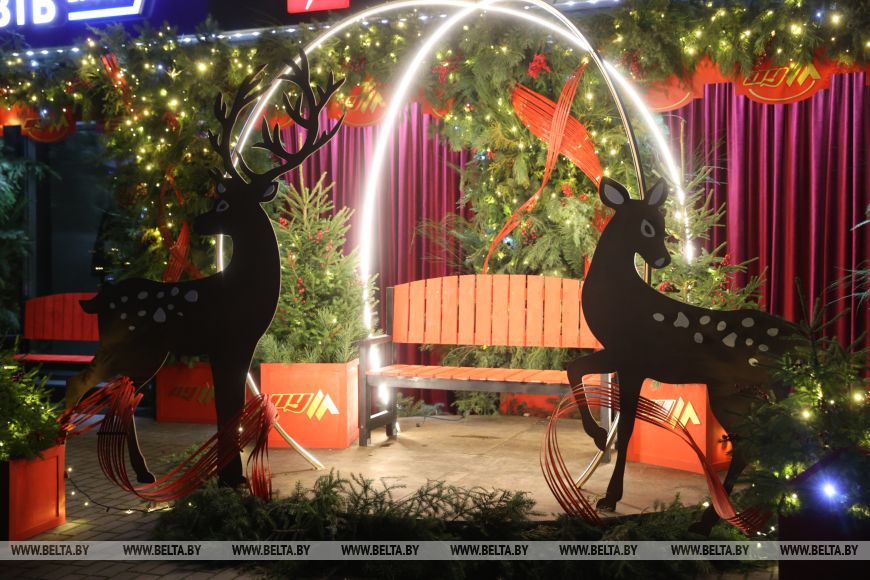 Светящиеся инсталляции у ЦУМа в Бресте. 