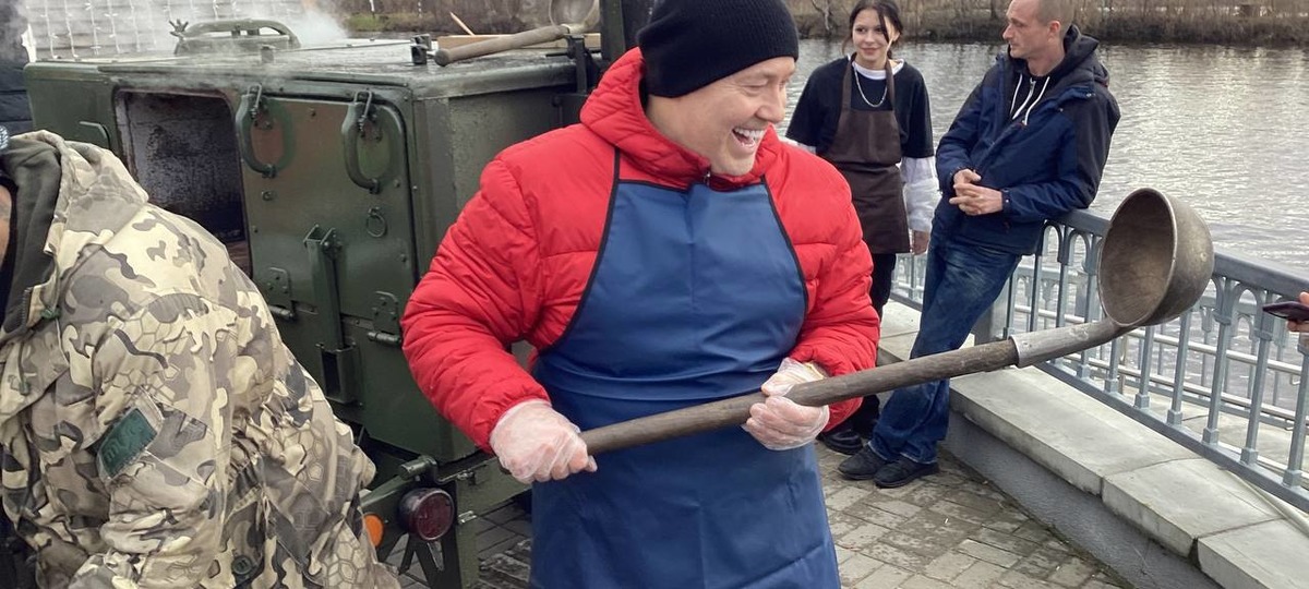 Александр Солодуха в январе 2023 года варит уху