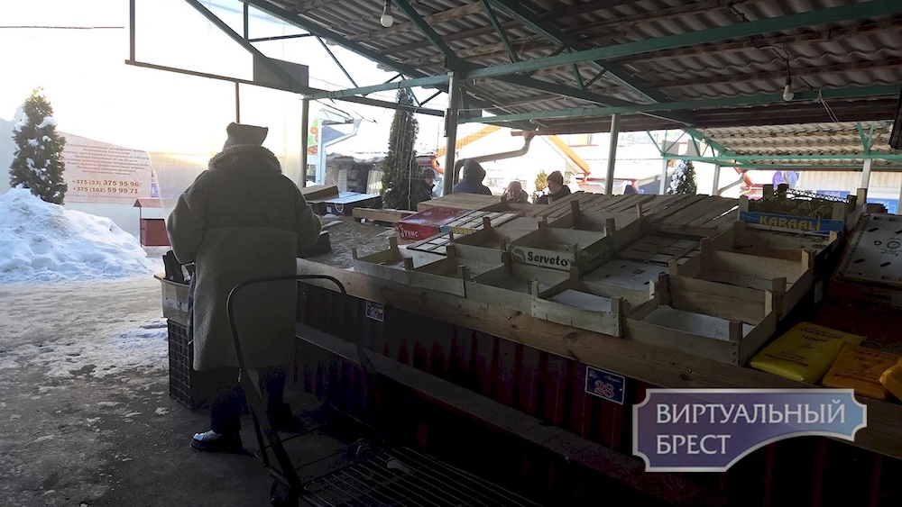 Прилавки одного из брестских открытых рынков.