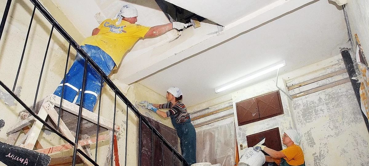 Работники делают капремонт дома внутри