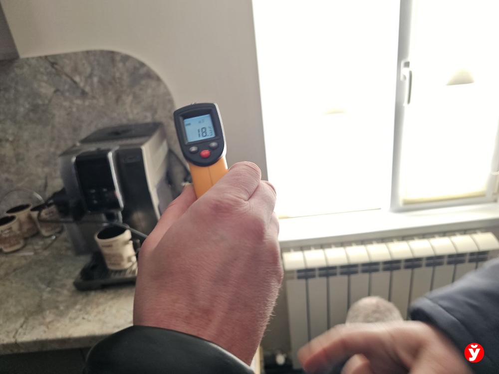 Житель дома по ул. Ленинской в деревне Ганцевичи Борисовского района измеряет температуру в одной из комнат у себя дома.