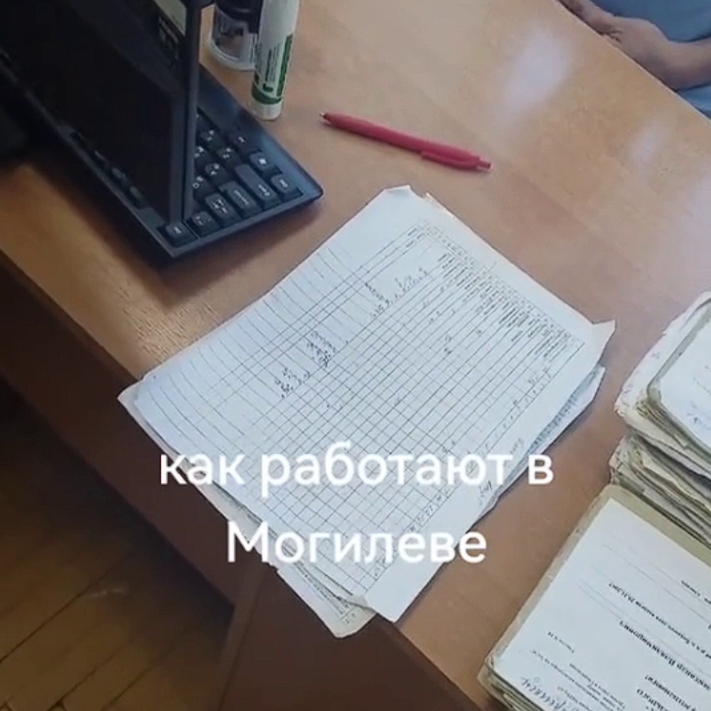 стол в кабинете врача