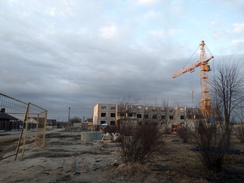 Стройка 90-квартирного дома на месте парка «70-летия Победы».