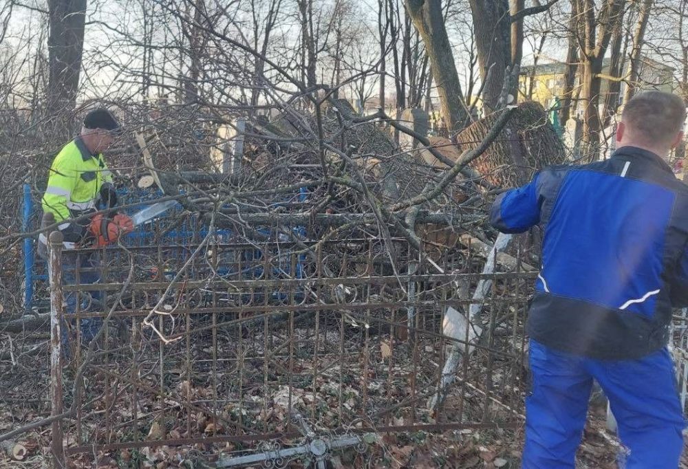 Уборка Тришинского кладбища 14 марта 2026 года. Фото: Брестское городское ЖКХ