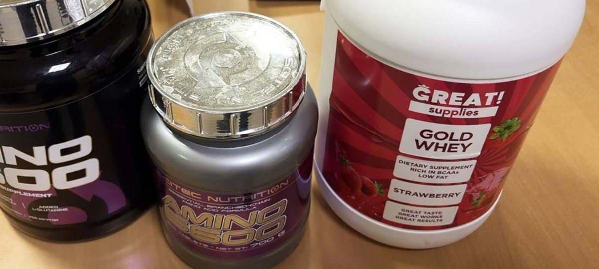 Банки таблеток с наркотиками, которые изъяли в пункте пропуска «Брест»