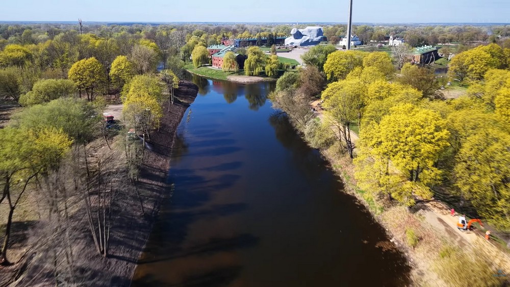 Ремонт красной дорожки (справа вдоль Мухавца) в Брестской крепости с высоты птичьего полета. Скриншот видео