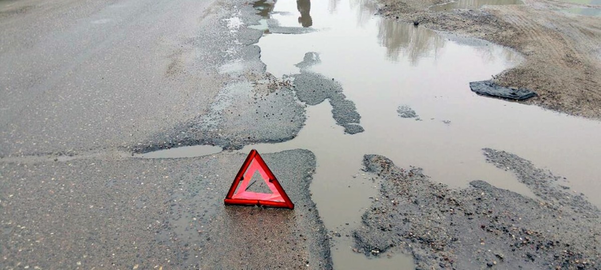 Скрытая яма на дороге в Беларуси. Фото: Onliner