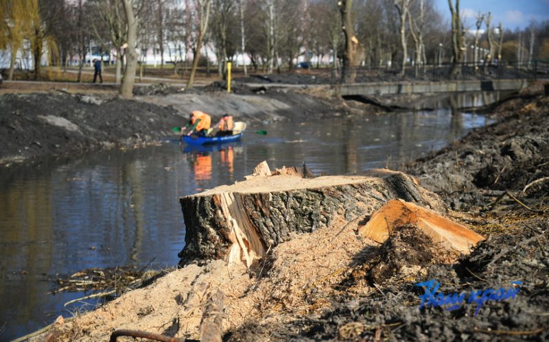 В Барановичах чистят канал Светиловского озера. Фото: «Наш край»