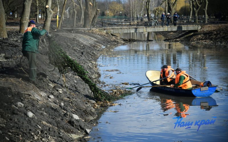 В Барановичах чистят канал Светиловского озера. Фото: «Наш край»