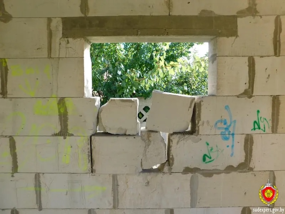 Дом после погрома подростков в Бресте