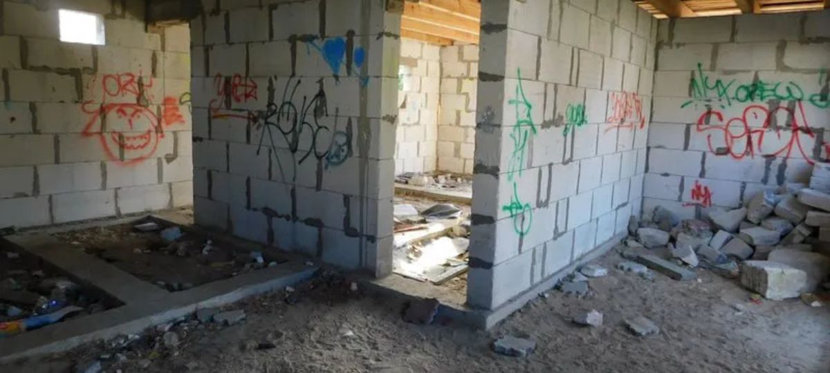Дом, разгромленный подростками в Бресте