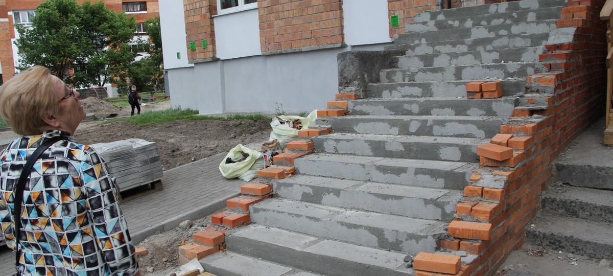 В Пинске на входе в подъезд установили неудобную лестницу. Фото: «Пинский вестник»