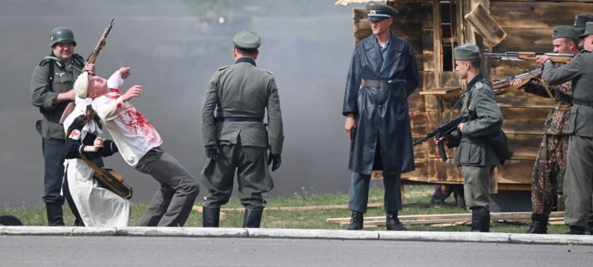 Сцена из военно-патриотической реконструкции на день ВДВ в Бресте