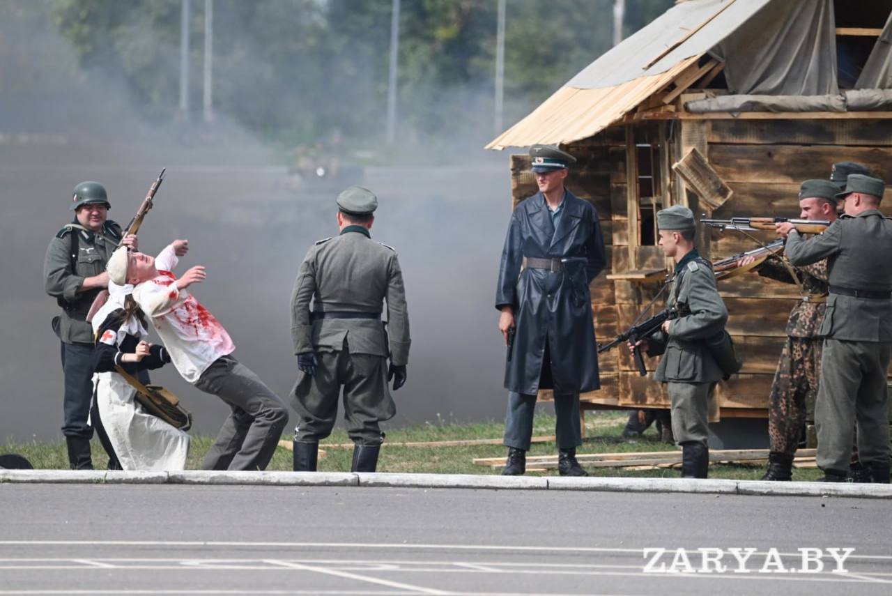Сцена из военно-патриотической реконструкции на день ВДВ в Бресте