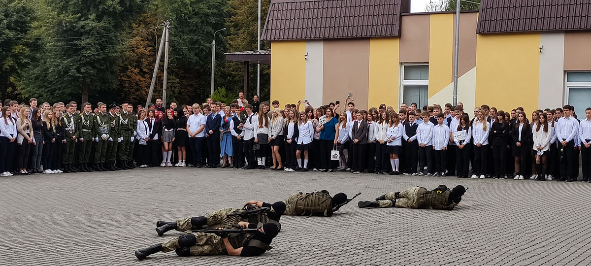 военная показуха возле детей