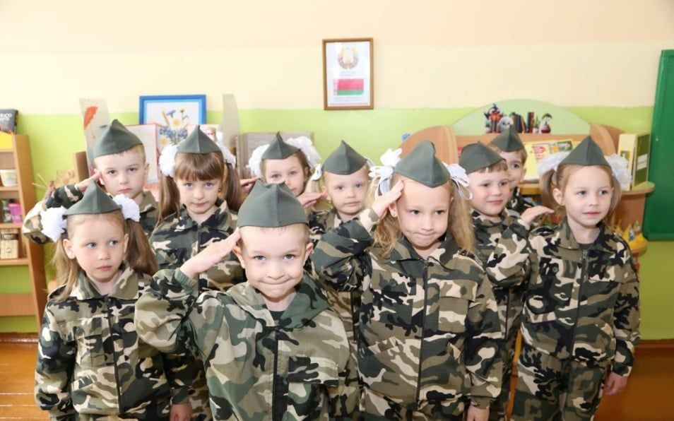 дошкольники в военной форме