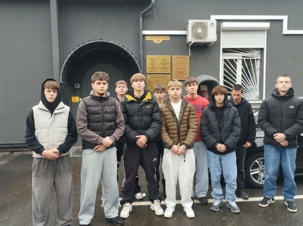 молодые парни возле здания СИЗО