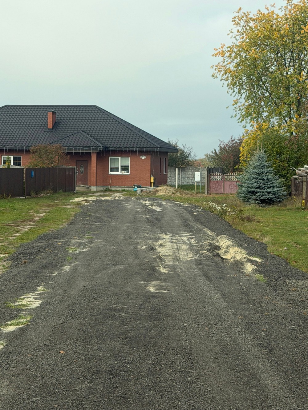 Дорога на улице Александрова в Страдечи. Фото из Threads