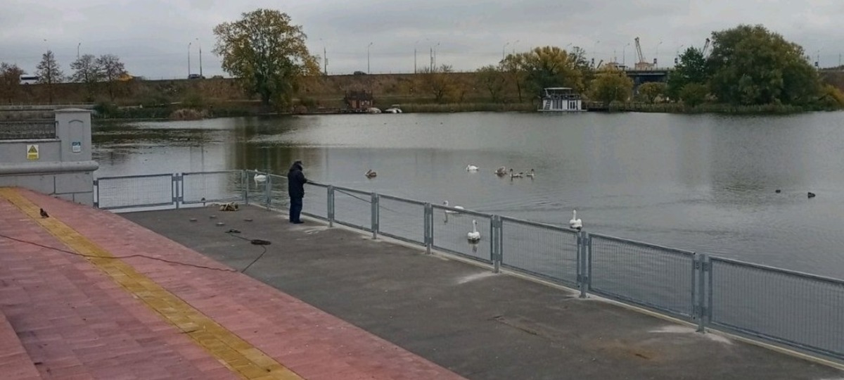 На причале набережной в Бресте установили забор. Фото: Брестский горисполком