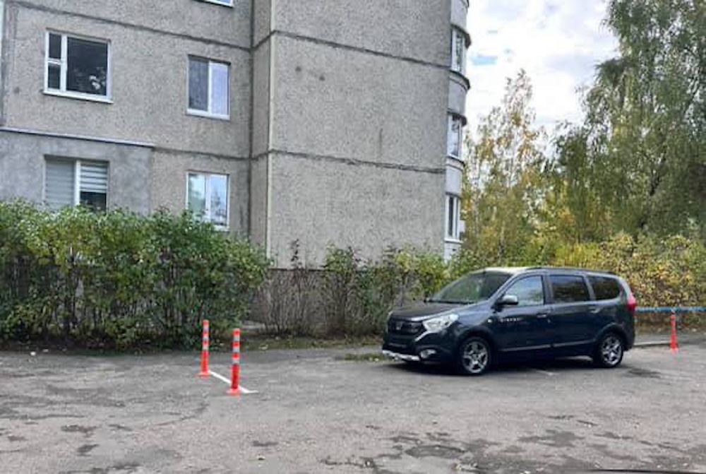 Самовольная парковка на Волгоградской в Бресте